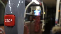 Agresorka v autobuse ohrožovala ženu s dítětem. Útočila nůžkami!