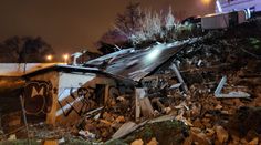 V pražských Vršovicích se utrhl svah, zřítil se dům a dodávka