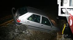 Řidič přehlédl červená světla na přejezdu a narazil do vlaku