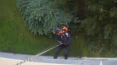Seniorka čekala v bytě dva dny na pomoc. Strážníci k ní museli slanit