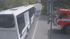Hrozivá chyba řidiče autobusu. Nedal přednost hasičům, nevšiml si semaforu