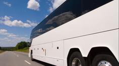 Policejní kontroly provozu autobusů. Řidiči často používají cizí kartu