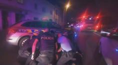 Policisté pohrozili střelbou ujíždějícímu muži se zákazem řízení. Hrozí mu vězení