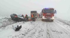 Řidiči bojují se sněhem. Policisté hlásí desítky nehod, boural i autobus