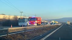 Dálnici D8 zastavila nehoda! Přívěs zůstal stát napříč pruhy