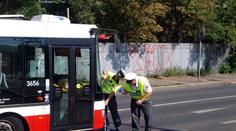 Holčička (2) se vyškubla opilému otci a vběhla do silnice. Srazil ji autobus