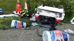 Auto plné nafty vrazilo do stromu a skončilo na střeše, řidič nepřežil