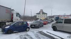 Pendleři ucpali hranice, čekají na testy v kilometrových kolonách!