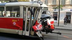 V Praze se srazila tramvaj s popelářským vozem. Provoz stál dvě hodiny