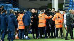 Fotbalista protihráče kousl do penisu. Zranění muselo spravit deset stehů