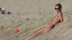 HEIDI KLUM NAHOŘE BEZ! Topmodelka se ráda opaluje nahá