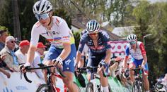Děsivý moment při cyklistickém závodě. Jezdec po pádu zůstal viset z mostu
