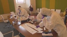 Vědci poprvé natočili, jak se koronavirus šíří tělem. I to, jak zabíjí