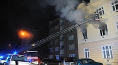 Budovu v Praze zachvátil v noci požár, vypálil celý byt do základů