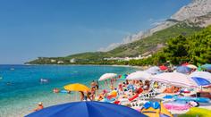 Na pláži na Makarské riviéře se situace vymkla kontrole. Turisté rozzuřeně odcházejí