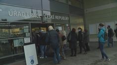 Zkrácená doba na úřadech začala, lidé čekají v obřích frontách!