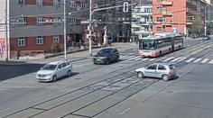 Neřízené auto projelo křižovatku. Lidé na přechodu o nebezpečí vůbec nevěděli
