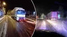 Ve sněhu a tmě někteří kamioňáci parkují na dálnici! Policii neunikli