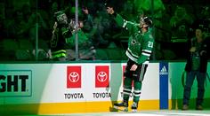 100 bodů nezvládl ani slavný Modano. Mladík s filipínskými kořeny píše historii