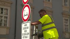 Praha má první značku, která zakazuje vjezd elektrokoloběžek. Další mají přibývat