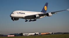 PALÁC VE VZDUCHU: Airbus A380 dosedl na Ruzyni! VIDEO