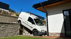 Řidič špatně zaparkoval a skončil lidem na zahradě. Dostat auto pryč nebude lehké