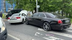 Luxusní rolls-royce se srazil v Praze s BMW. Po řidiči bavoráku pátrá policie