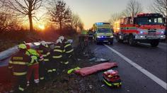 Vážná nehoda tří aut. Zranilo se 8 lidí, na místo letěl vrtulník