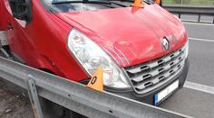 Řidič musel svoje auto dohánět stopem. Našel ho nabourané!