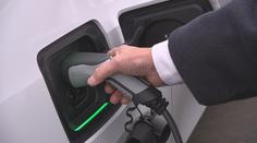 Nabíjecích stanic pro elektroauta přibývá. Je jich už skoro tolik jako benzínek