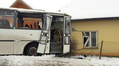 Nehody kvůli náledí: Muže zavalilo auto, autobus narazil do domu!