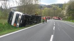 Na Karlovarsku se převrátila cisterna, uniká z ní benzín!