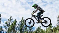 Cyklista v horách spadl z kola, necítil ruce ani nohy. Odvezl ho vrtulník!