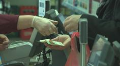 Růst cen donutil Čechy šetřit. Hlavní inflační vlna nás teprve čeká, tvrdí ekonom