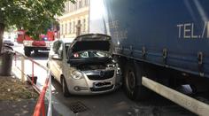 Řidička po nehodě zamkla auto a utekla, policistům tvrdila, že je farářka a spěchala na svatbu!