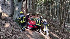 Českého seniora zavedla navigace do rakouských lesů. Museli pro něj hasiči