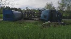 Hromadná nehoda na Pardubicku: Kamion na boku, rozpáraná dodávka
