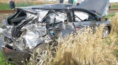 Další srážka na železnici! Vlak sešrotoval osobní auto, řidič se zranil
