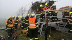Trolejbus v Brně narazil čelně do sloupu, zranili se čtyři lidé