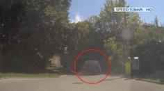 VIDEO: Řidič zběsile prchal před policií, srazil při tom tři lidi