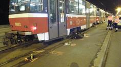 OBRAZEM: muže vlekla tramvaj po kolejích. Je mrtvý