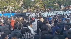 Čínu sužují masivní protesty. Obyvatelé jsou zoufalí z proticovidových opatření