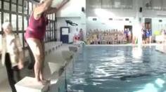 VIDEO: Devadesátiletá rekordmanka skáče šipky do vody