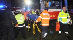 Žena spadla pod tramvaj na zastávce v Praze! Přišla o nohu