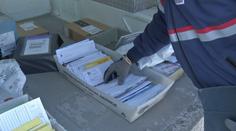 Pošťák léta nedoručoval zásilky! V garáži našli přes půl tuny dopisů