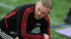 Rooney v problémech: Po fotkách s polonahými ženami zranil spoluhráče