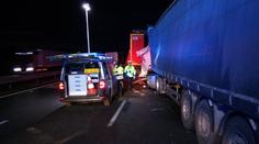 Nehoda dvou kamionů zablokovala dálnici D8. Jeden řidič zemřel