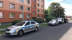 Nehoda, nebo sebevražda? Kluka z okna podle policie nikdo nestrčil