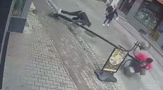 VIDEO: Muž se nevinně opřel o pouliční lampu. Ta přizabila kolemjdoucí důchodkyni