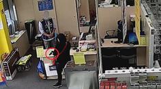 Žena s pistolí na airsoft zkusila vyloupit obchod. Měla podivný důvod